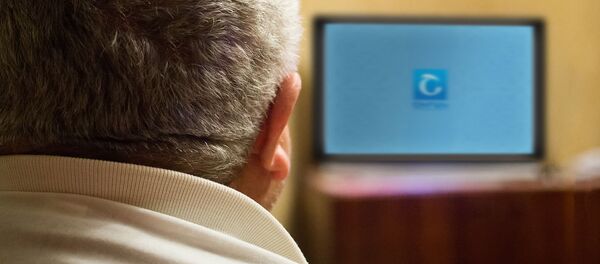 Мужчина смотрит телеканал Ширак - Sputnik Արմենիա