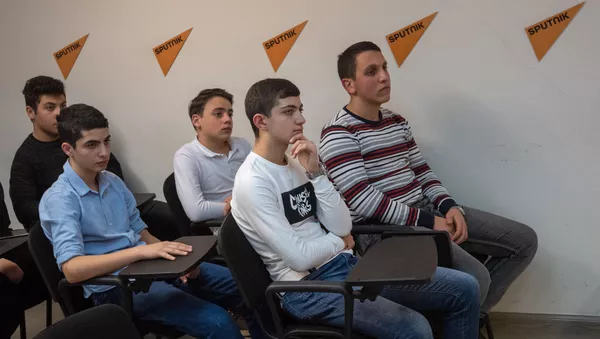 Встреча старшеклассников школы №196 с профессором ЕрГМУ Артуром Шукуряном в рамках проекта Sputnik МедиUs (31 января 2019). Еревaн - Sputnik Армения