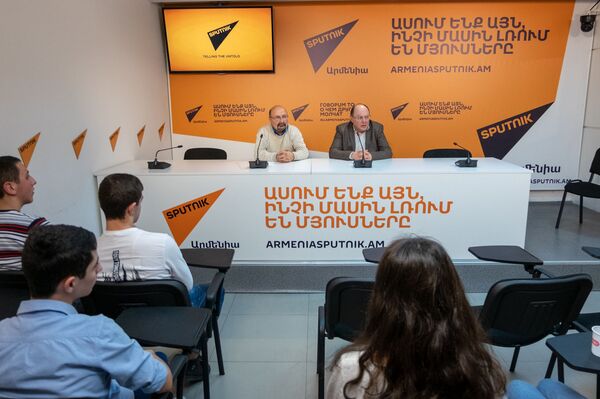 Как стать хорошим врачом: в Sputnik Армения встретились настоящее и будущее медицины Как стать хорошим врачом: в Sputnik Армения встретились настоящее и будущее медицины - Sputnik Армения