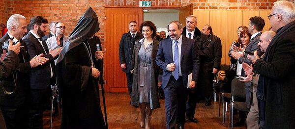 Премьер-министр Никол Пашинян с супругой Анной Акопян встретились с армянской общиной Германии (31 января 2019). Кельн Премьер-министр Никол Пашинян с супругой Анной Акопян встретились с армянской общиной Германии (31 января 2019). Кельн - Sputnik Армения