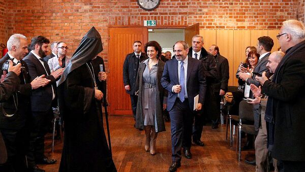 Премьер-министр Никол Пашинян с супругой Анной Акопян встретились с армянской общиной Германии (31 января 2019). Кельн - Sputnik Армения