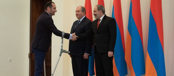 Презиент Армен Саркисян и премьер-министр Никол Пашинян поздравляют министра юстиции Артака Зейналяна после принятия присяги (30 января 2019). Еревaн - Sputnik Արմենիա