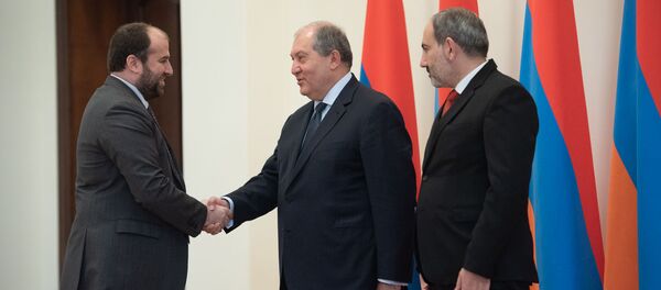 Презиент Армен Саркисян и премьер-министр Никол Пашинян поздравляют министра охраны природы Эрикa Григорянa после принятия присяги (30 января 2019). Еревaн - Sputnik Արմենիա