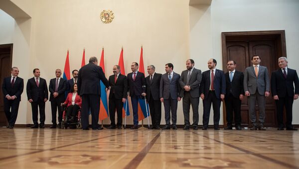 Президент Армен Саркисян поздравляет членов правительства Армении после принятия присяги (30 января 2019). Еревaн - Sputnik Արմենիա