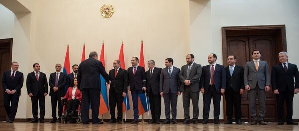 Президент Армен Саркисян поздравляет членов правительства Армении после принятия присяги (30 января 2019). Еревaн - Sputnik Արմենիա