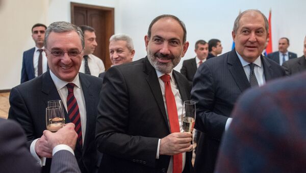 Президент Армен Саркисян поздравляет членов правительства Армении после принятия присяги (30 января 2019). Еревaн - Sputnik Армения