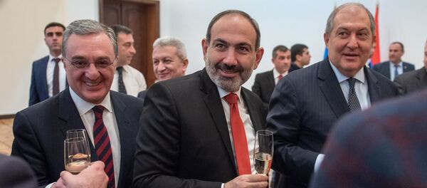 Президент Армен Саркисян поздравляет членов правительства Армении после принятия присяги (30 января 2019). Еревaн - Sputnik Армения