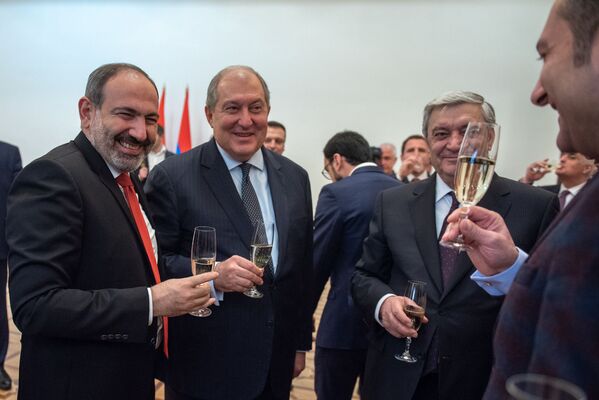 Президент Армен Саркисян поздравляет членов правительства Армении после принятия присяги (30 января 2019). Еревaн - Sputnik Армения
