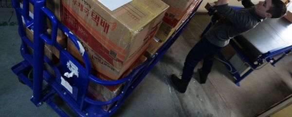 Тележка с посылками - Sputnik Армения