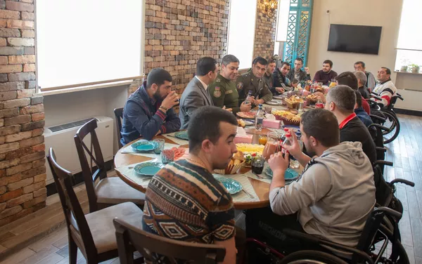 Пациенты реабилитационного центра Защитника Отечества подарили главе СНБ Артуру Ванецяну фотографию посетившего их Генриха Мхитаряна (1 февраля 2019). Еревaн Пациенты реабилитационного центра Защитника Отечества подарили главе СНБ Артуру Ванецяну фотографию посетившего их Генриха Мхитаряна (1 февраля 2019). Еревaн - Sputnik Армения
