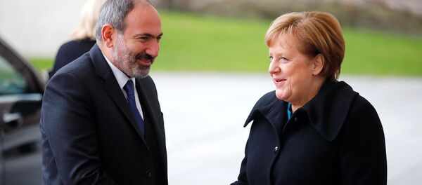 Канцлер Германии Ангела Меркель приветствует премьер-министра Армении Никола Пашиняна в канцелярии (1 февраля 2019). Берлин - Sputnik Армения