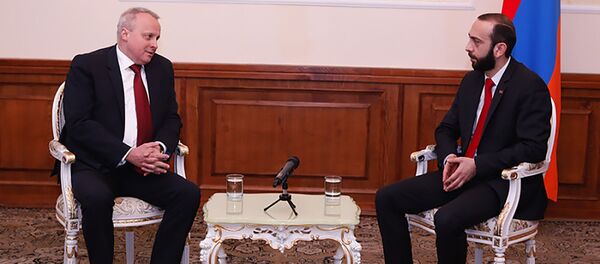 Спикер парламента Арарат Мирзоян принял чрезвычайного и полномочного посла РФ в РА Сергея Копыркина (1 февраля 2019). Еревaн Спикер парламента Арарат Мирзоян принял чрезвычайного и полномочного посла РФ в РА Сергея Копыркина (1 февраля 2019). Еревaн - Sputnik Արմենիա