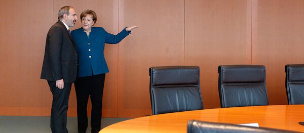 Премьер-министра Армении Никол Пашинян и канцлер Германии Ангела Меркель перед началом переговоров (1 февраля 2019). Берлин - Sputnik Армения