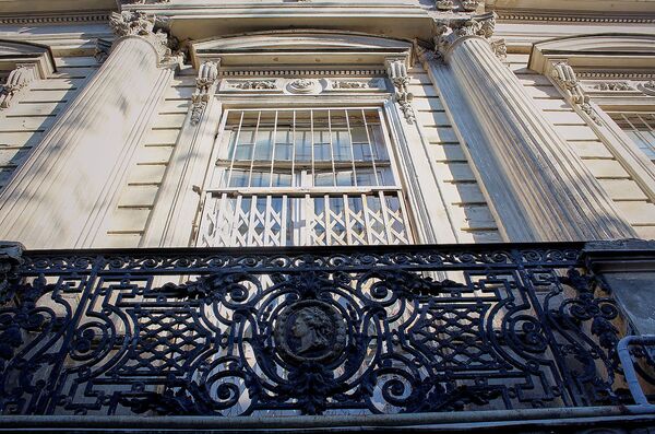 Здесь судили Параджанова, или Сквозной выстрел в тифлисский дом Манташева Здесь судили Параджанова, или Сквозной выстрел в тифлисский дом Манташева - Sputnik Армения