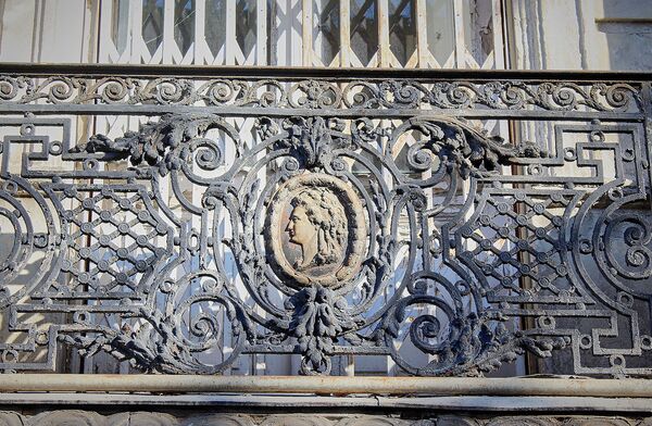 Здесь судили Параджанова, или Сквозной выстрел в тифлисский дом Манташева Здесь судили Параджанова, или Сквозной выстрел в тифлисский дом Манташева - Sputnik Армения