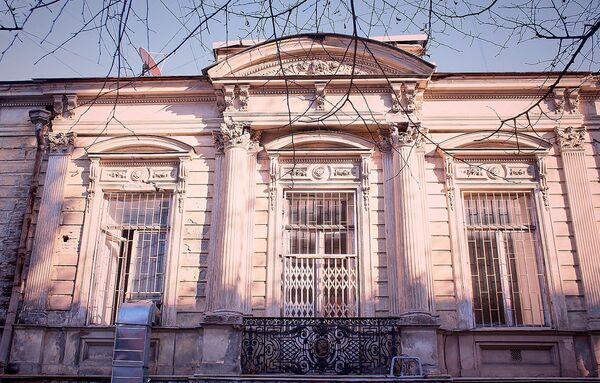 Здесь судили Параджанова, или Сквозной выстрел в тифлисский дом Манташева Здесь судили Параджанова, или Сквозной выстрел в тифлисский дом Манташева - Sputnik Армения