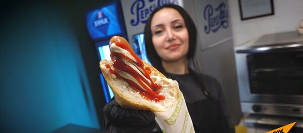 Հյուր շեֆ–խոհարարին` ինչպես հոթ–դոգ պատրաստել Հյուր շեֆ–խոհարարին` ինչպես հոթ–դոգ պատրաստել - Sputnik Արմենիա