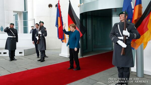 Канцлер Германии Ангела Меркель провожает премьер-министра Армении Никола Пашиняна после совместной пресс-конференции в канцелярии (1 февраля 2019). Берлин - Sputnik Արմենիա