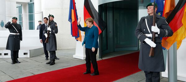 Канцлер Германии Ангела Меркель провожает премьер-министра Армении Никола Пашиняна после совместной пресс-конференции в канцелярии (1 февраля 2019). Берлин - Sputnik Армения