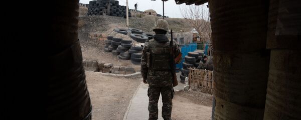 Армянский военнослужащий на боевой позиции - Sputnik Армения