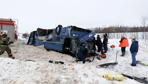 Автобус опрокинулся под Калугой, внутри находились 48 человек, среди них 33 ребенка - Sputnik Армения