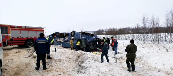 Автобус опрокинулся под Калугой, внутри находились 48 человек, среди них 33 ребенка - Sputnik Армения