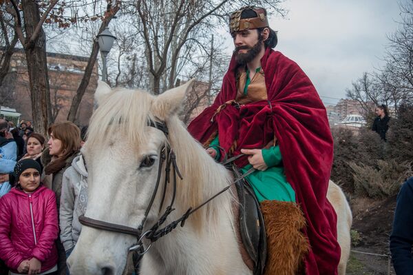 Ряженый Сурб Саркис в этот день появляется на улицах Еревана Ряженый Сурб Саркис в этот день появляется на улицах Еревана - Sputnik Армения
