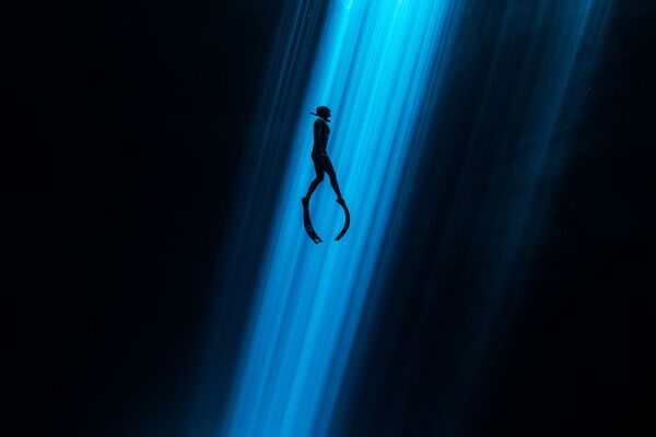 Фридайвер, поднимающийся со дна сенота на снимке Light Beam, удостоившимся почетной награды в номинации Underwater Art конкурса 7th Annual Ocean Art Underwater Photo Contest - Sputnik Армения