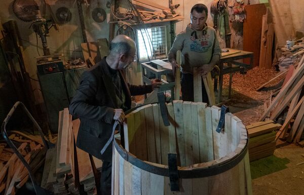 Мастер на все бочки, или Как в Армении чтят традиции средневекового ремесла - Sputnik Армения