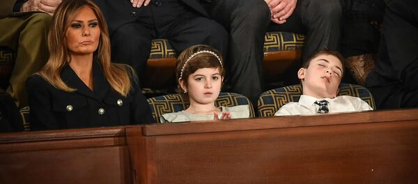 Меланья Трамп, Грейс Элин и 11-летний Джошуа Трамп, который заснул на выступлении президента США Дональда Трампа в Конгрессе (5 февраля 2019, Вашингтон) Меланья Трамп, Грейс Элин и 11-летний Джошуа Трамп, который заснул на выступлении президента США Дональда Трампа в Конгрессе (5 февраля 2019, Вашингтон) - Sputnik Армения