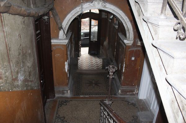 Быть или не быть? Завораживающий дом армянского винодела в Тбилиси молча ждет вердикта - Sputnik Армения