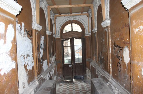 Быть или не быть? Завораживающий дом армянского винодела в Тбилиси молча ждет вердикта - Sputnik Армения