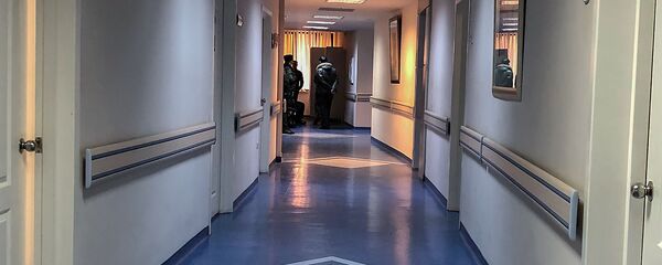 Конвой перед палатой Манвела Григоряна в медицинском центре Наири - Sputnik Արմենիա