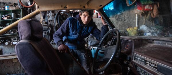 Тигран Товмасян у собственноручно собранного автомобиля Хищник - Sputnik Արմենիա