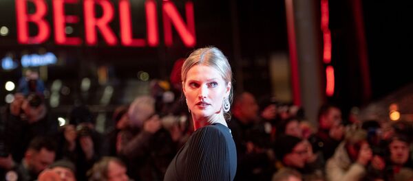 Немецкая модель Тони Гаррн на красной дорожке церемонии открытия 69-го Берлинского кинофестиваля Берлинале - 2019 (7 февраля 2019). Берлин Немецкая модель Тони Гаррн на красной дорожке церемонии открытия 69-го Берлинского кинофестиваля Берлинале - 2019 (7 февраля 2019). Берлин - Sputnik Արմենիա