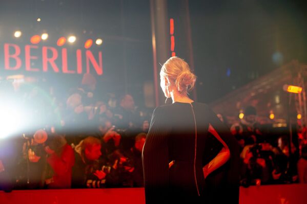 Գերմանացի մոդել Թոնի Գարնը` «Բեռլինալե 2019» կինոփառատոնի բացման արարողության կարմիր գորգին։  - Sputnik Արմենիա