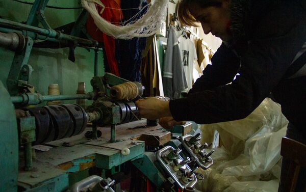 Сотрудница трикотажной фабрики Сонатекс за работой - Sputnik Армения