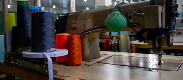 Швейная машинка на трикотажной фабрике Сонатекс Швейная машинка на трикотажной фабрике Сонатекс - Sputnik Արմենիա