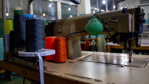 Швейная машинка на трикотажной фабрике Сонатекс - Sputnik Армения