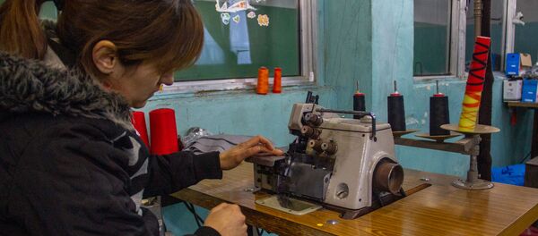 Сотрудница трикотажной фабрики Сонатекс за работой Сотрудница трикотажной фабрики Сонатекс за работой - Sputnik Армения