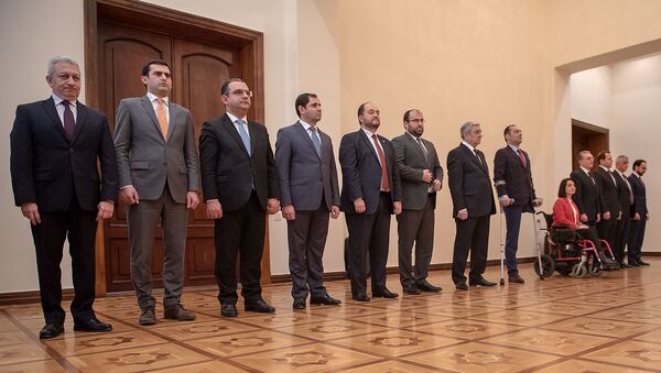Члены правительства во время принятия присяги в здании резиденции президента Армении (30 января 2019). Еревaн - Sputnik Армения