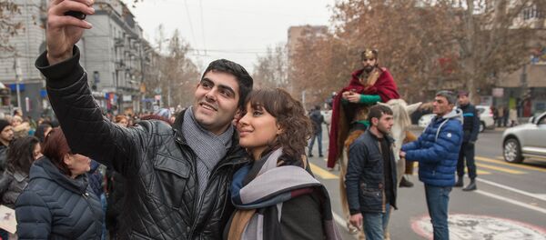 Армянская молодежь отмечает праздник всех влюбленных Армянская молодежь отмечает праздник всех влюбленных - Sputnik Армения