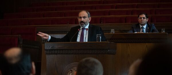 Премьер-министр Никол Пашинян и министр территориального управления и развития Сурен Папикян на собрании председателей общин Армении (11 февраля 2019). Еревaн - Sputnik Армения