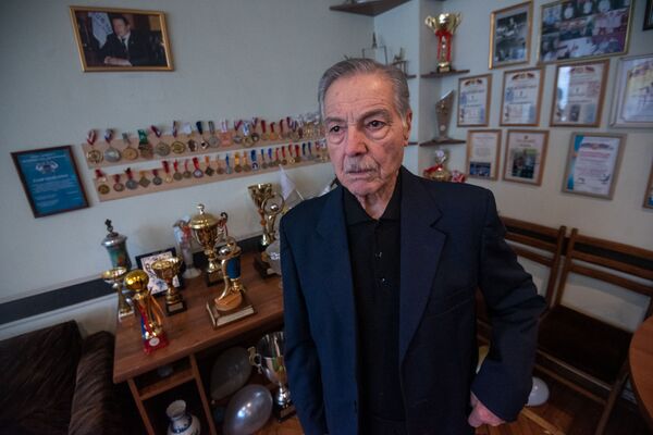 В 90 лет прыгать на батуте и не только: легенда спорта Альберт Азарян празднует юбилей - Sputnik Армения