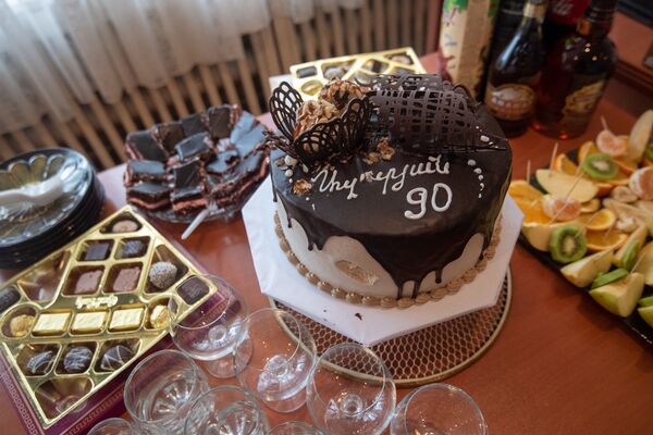 В 90 лет прыгать на батуте и не только: легенда спорта Альберт Азарян празднует юбилей - Sputnik Армения