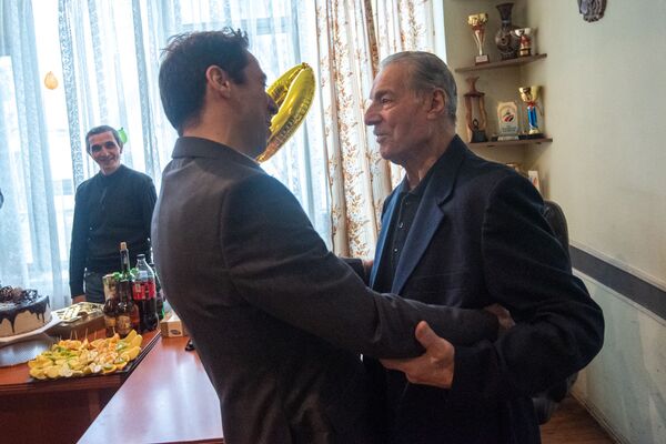 В 90 лет прыгать на батуте и не только: легенда спорта Альберт Азарян празднует юбилей - Sputnik Армения