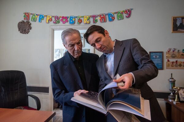 В 90 лет прыгать на батуте и не только: легенда спорта Альберт Азарян празднует юбилей - Sputnik Армения