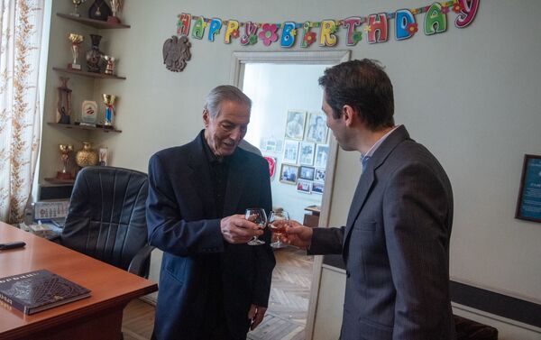 Мэр Еревана Айк Марутян поздравляет Альберта Азаряна с 90-летием (11 февраля 2019). Еревaн - Sputnik Армения