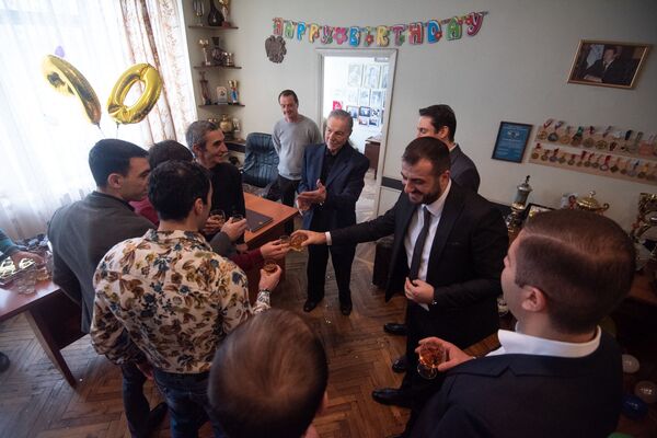 90 տարեկանում ցատկում է բատուտի վրա. Ալբերտ Ազարյանը նշում է հոբելյանը. լուսանկարներ 90 տարեկանում ցատկում է բատուտի վրա. Ալբերտ Ազարյանը նշում է հոբելյանը. լուսանկարներ - Sputnik Արմենիա