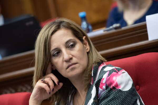 Армения без дыма, или Зачем женщина пригласила главу Минздрава к себе домой Армения без дыма, или Зачем женщина пригласила главу Минздрава к себе домой - Sputnik Армения